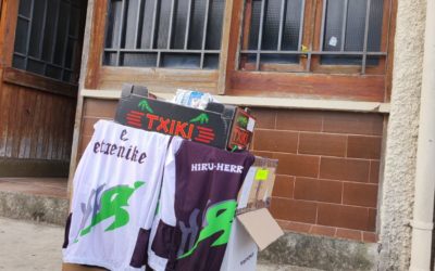 DONACIÓN DE ROPA DEPORTIVA DE HIRU HERRI ATLETIKO TALDEA (21-5-2023)